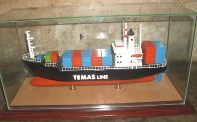 wood-ship-miniature-temas-line-containers